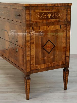 Riproduzione di mobile cassettiera in stile neoclassico costruito artigianalmente in legno massello e intarsiato in noce e ulivo